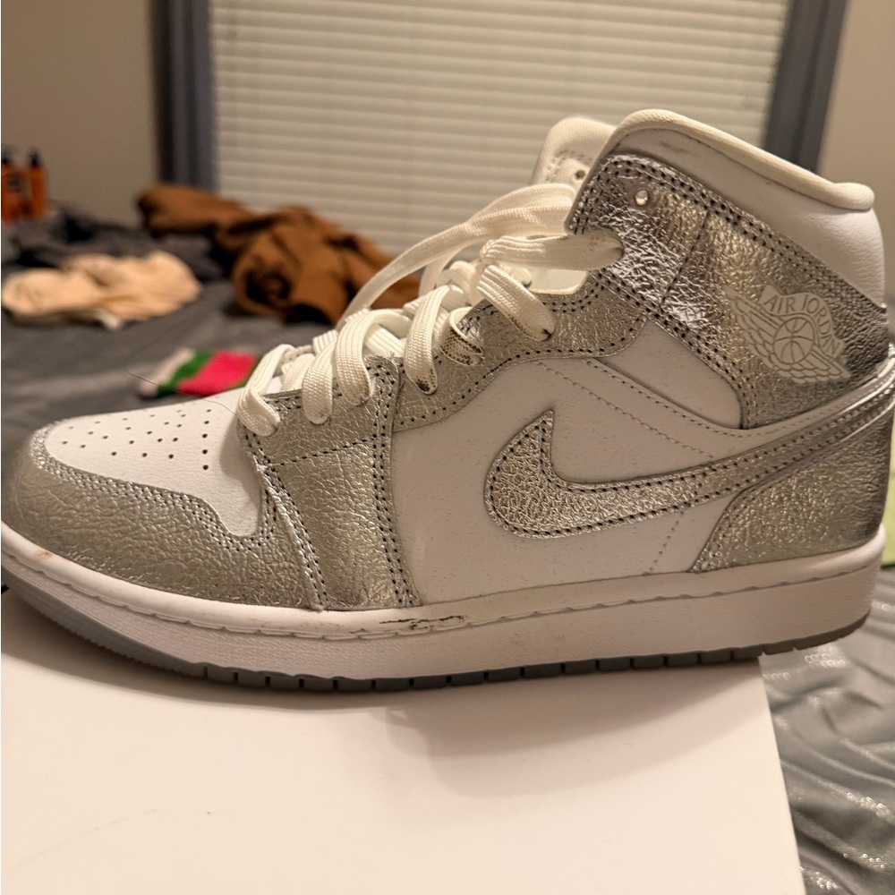 Nike Air Jordan 1 Mid White Silver Metallic